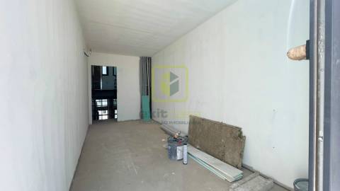 Moradia com Terraço e Logradouro