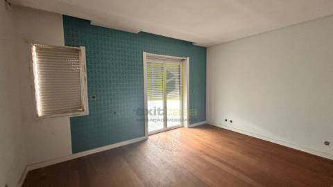 Moradia T4 a poucos passos da praia