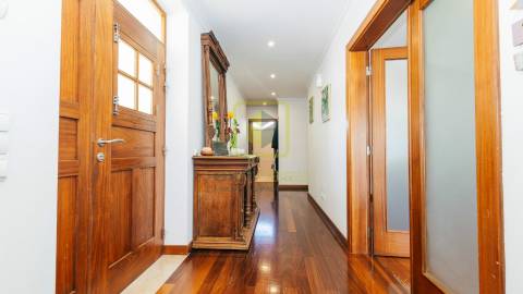 Moradia T4 Térrea com Piscina e Bungalows Independentes