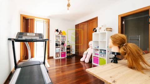 Moradia T4 Térrea com Piscina e Bungalows Independentes