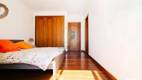 Moradia T4 Térrea com Piscina e Bungalows Independentes