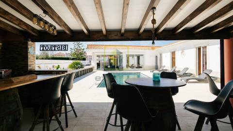 Moradia T4 Térrea com Piscina e Bungalows Independentes