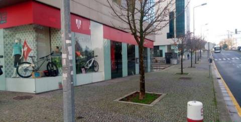 Loja com 80 m2 ao Bessa no Porto.