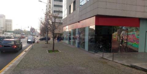 Loja com 80 m2 ao Bessa no Porto.