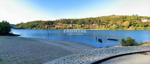 Terreno com 2 900 m2 em Crestuma