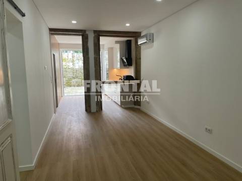 Fantástico Apartamento T2 + Loja | Cedofeita / Lapa (junto à Igreja da Lapa)