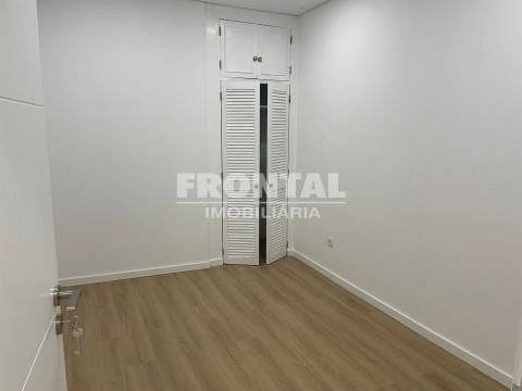 Fantástico Apartamento T2 + Loja | Cedofeita / Lapa (junto à Igreja da Lapa)