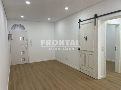 Fantástico Apartamento T2 + Loja | Cedofeita / Lapa (junto à Igreja da Lapa)