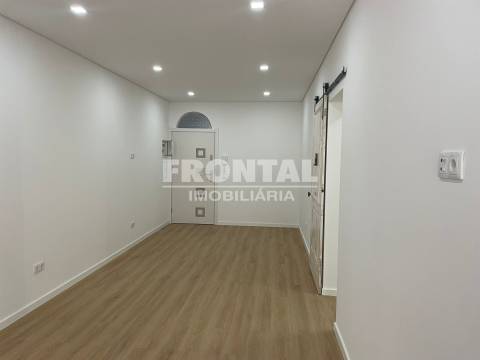 Fantástico Apartamento T2 + Loja | Cedofeita / Lapa (junto à Igreja da Lapa)
