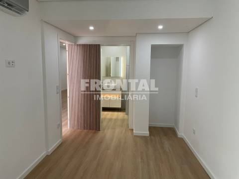 Fantástico Apartamento T2 + Loja | Cedofeita / Lapa (junto à Igreja da Lapa)