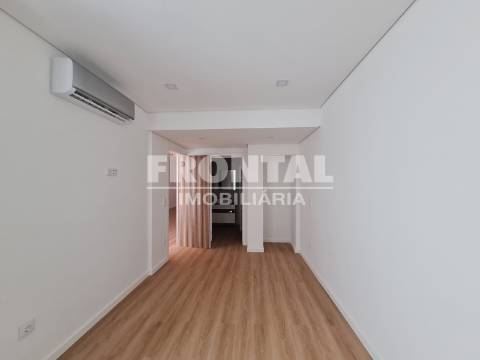 Fantástico Apartamento T2 + Loja | Cedofeita / Lapa (junto à Igreja da Lapa)