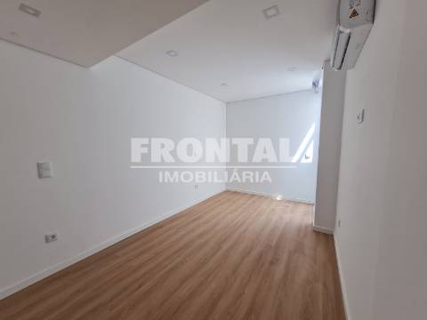 Fantástico Apartamento T2 + Loja | Cedofeita / Lapa (junto à Igreja da Lapa)