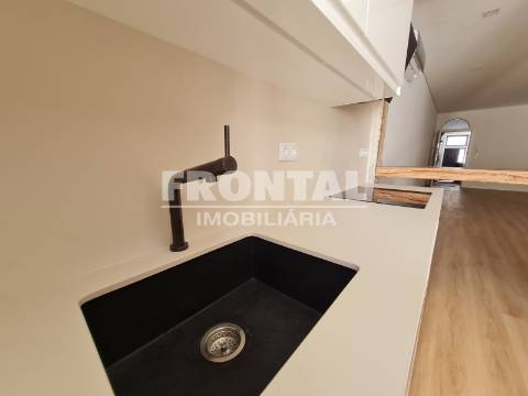 Fantástico Apartamento T2 + Loja | Cedofeita / Lapa (junto à Igreja da Lapa)