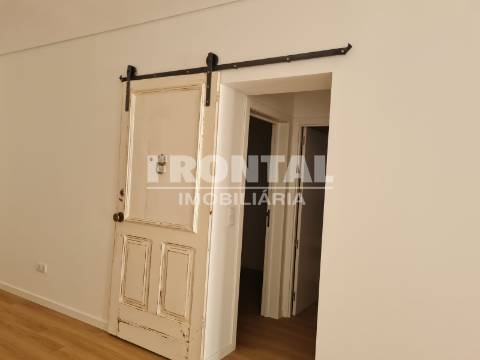 Fantástico Apartamento T2 + Loja | Cedofeita / Lapa (junto à Igreja da Lapa)