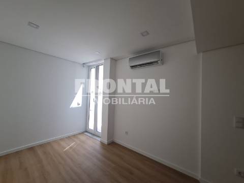 Fantástico Apartamento T2 + Loja | Cedofeita / Lapa (junto à Igreja da Lapa)