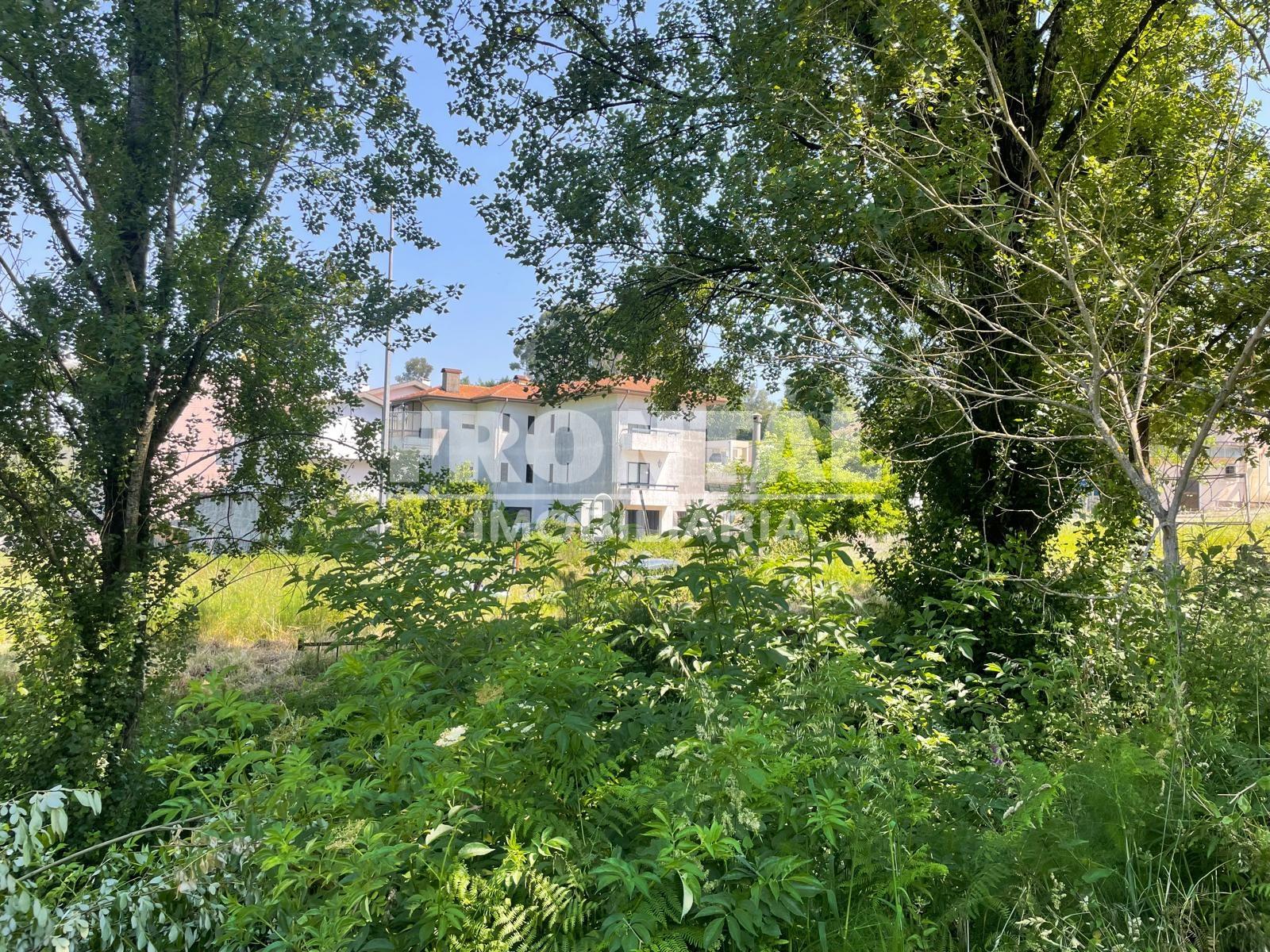 Terreno à venda – Oliveira do Douro