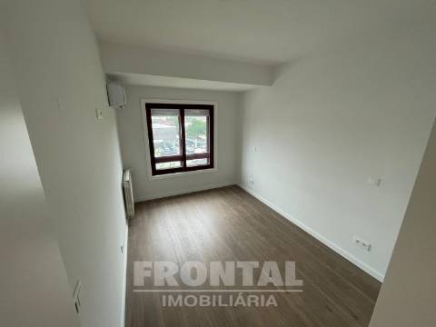 Apartamento T3 com Varandas, Suite e Garagem | Conforto e Excelente Localização