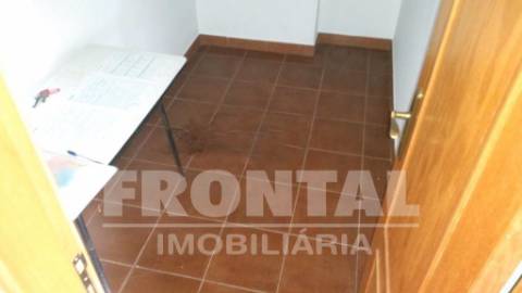 Loja de Gaveto com Estacionamento | Pólo Universitário, Pedrouços, Porto