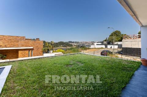 Moradia T4 + T2 com Vistas Deslumbrantes sobre o Rio Douro – Possibilidade de Permuta