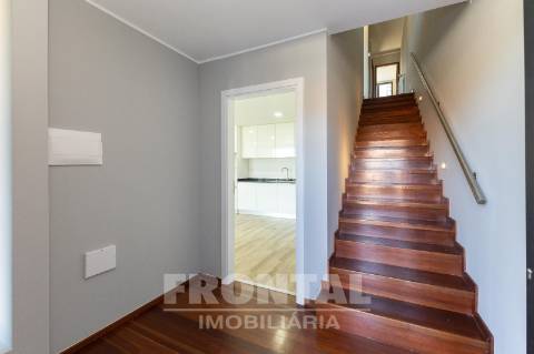 Moradia T4 + T2 com Vistas Deslumbrantes sobre o Rio Douro – Possibilidade de Permuta