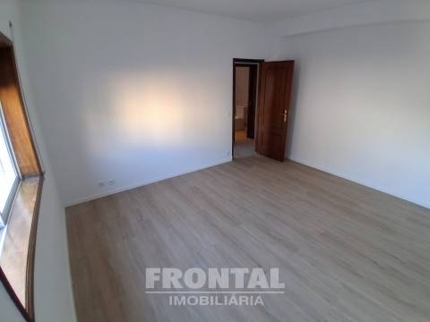 T2 com Cozinha Equipada, Elevador e Garagem | Perto do Metro, Baguim Do Monte