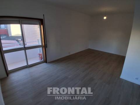 T2 com Cozinha Equipada, Elevador e Garagem | Perto do Metro, Baguim Do Monte
