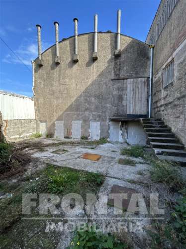 Terreno com Casa e Armazém - 423 m2 | Milheirós, Maia