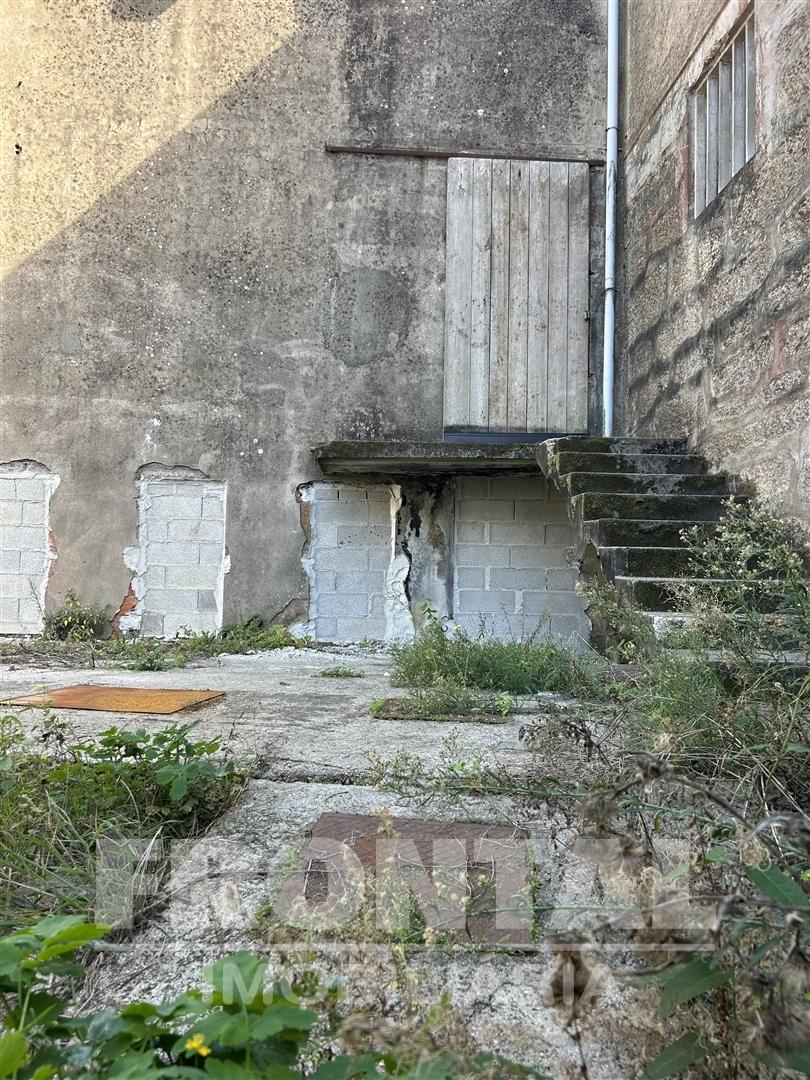 Terreno com Casa e Armazém - 423 m2 | Milheirós, Maia