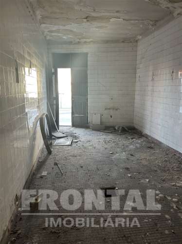 Terreno com Casa e Armazém - 423 m2 | Milheirós, Maia