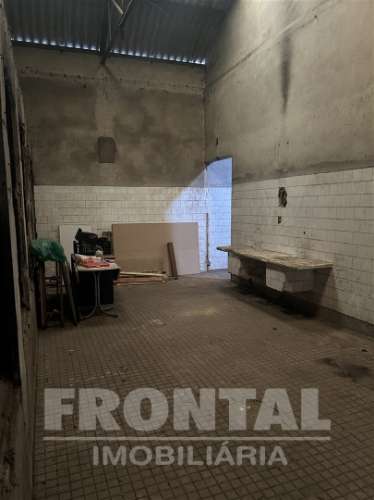 Terreno com Casa e Armazém - 423 m2 | Milheirós, Maia