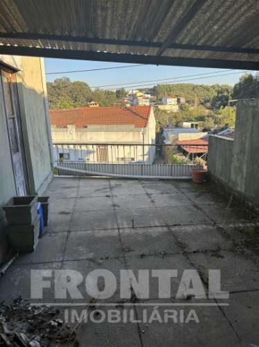 Terreno com Casa e Armazém - 423 m2 | Milheirós, Maia