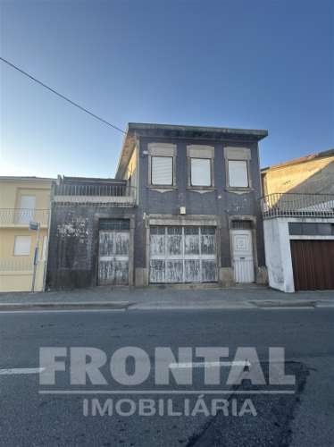Terreno com Casa e Armazém - 423 m2 | Milheirós, Maia