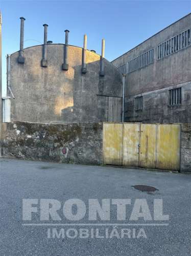 Terreno com Casa e Armazém - 423 m2 | Milheirós, Maia