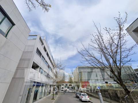 Loja Comercial com 99,97 m² - Alto Potencial de Negócio | São Mamede de Infesta