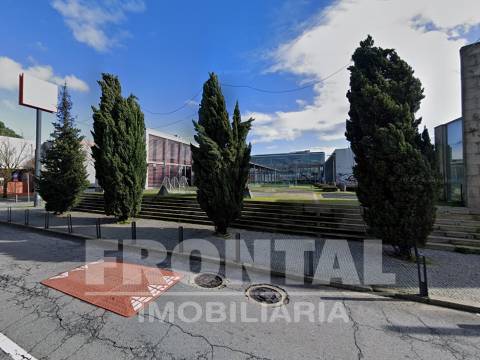 Loja Comercial com 99,97 m² - Alto Potencial de Negócio | São Mamede de Infesta