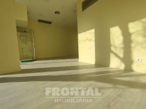 Loja Comercial com 99,97 m² - Alto Potencial de Negócio | São Mamede de Infesta