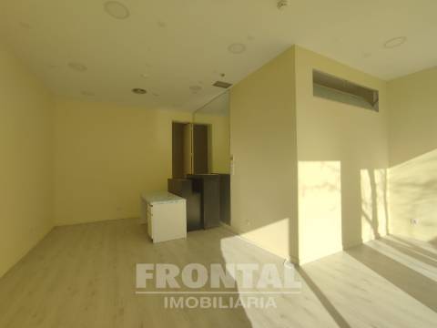 Loja Comercial com 99,97 m² - Alto Potencial de Negócio | São Mamede de Infesta