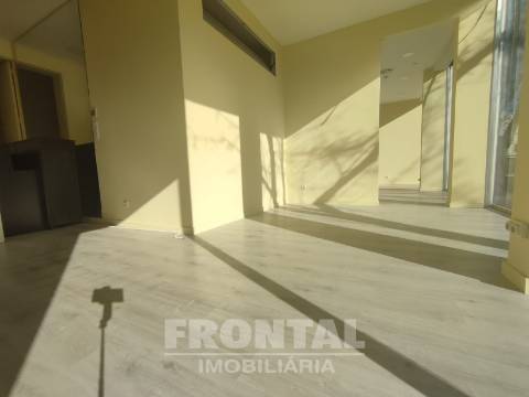 Loja Comercial com 99,97 m² - Alto Potencial de Negócio | São Mamede de Infesta