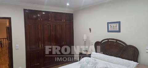 Moradia T4 de luxo com piscina e jardim privativo