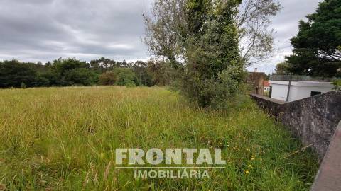 Terreno Misto com 1 104 m² — Potencial de Construção e Natureza Envolvente
