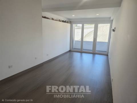 Apartamento T2+1 Remodelado | 2 Suites e 2 Lugares de Garagem