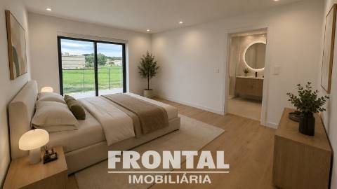 Moradia T3 em Fase Final de Construção | Arquitetura Contemporânea e Jardim Privativo