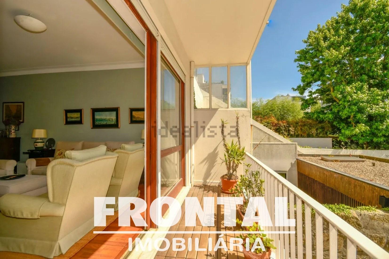 Apartamento T3 com Varanda | A Poucos Minutos da Praia e do Rio
