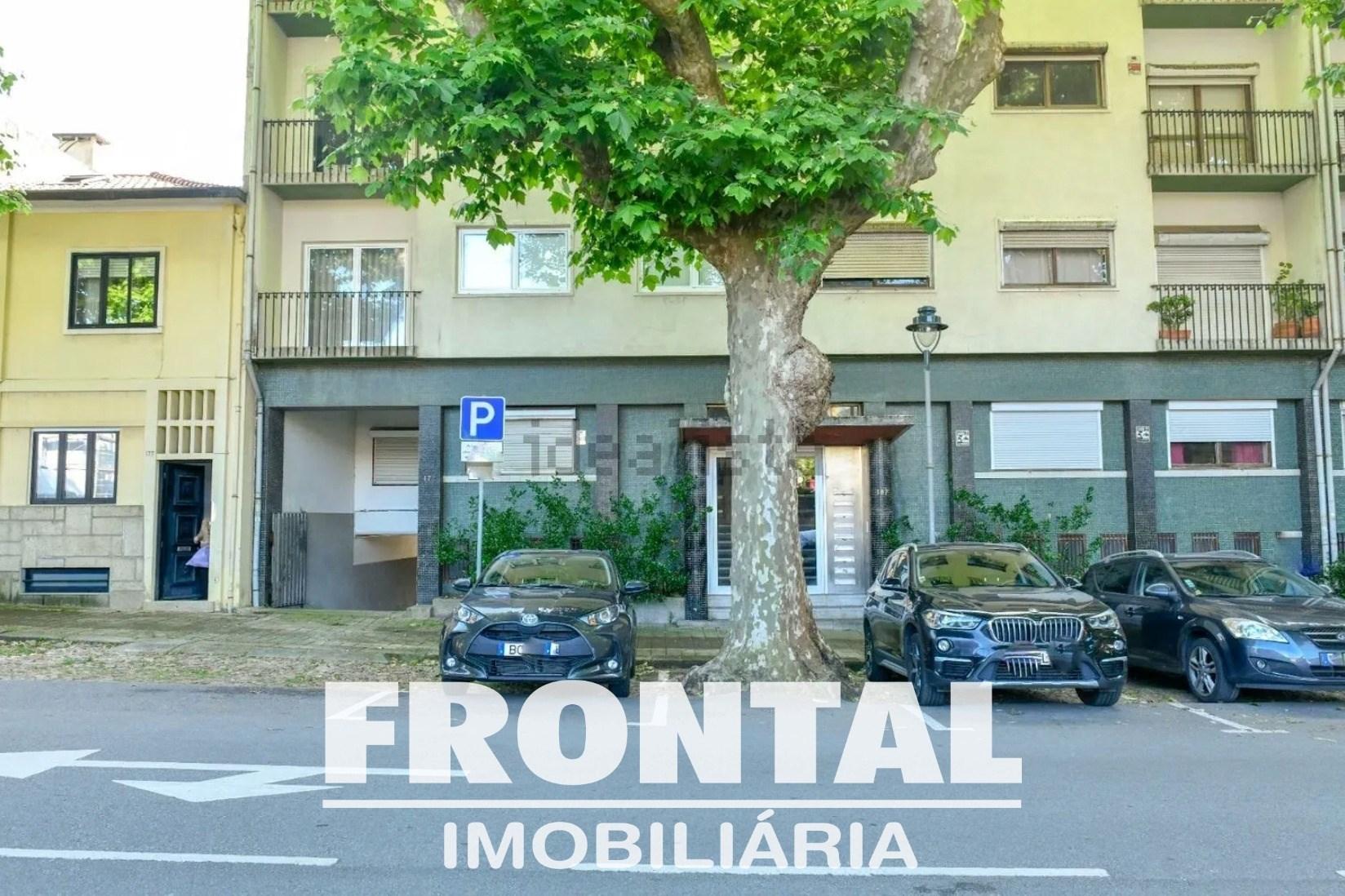 Apartamento T3 com Varanda | A Poucos Minutos da Praia e do Rio