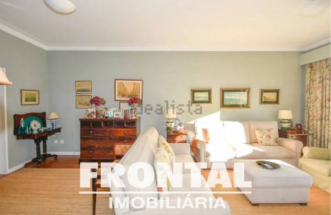 Apartamento T3 com Varanda | A Poucos Minutos da Praia e do Rio