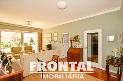 Apartamento T3 com Varanda | A Poucos Minutos da Praia e do Rio