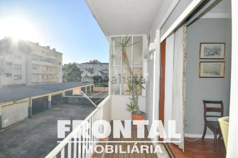 Apartamento T3 com Varanda | A Poucos Minutos da Praia e do Rio