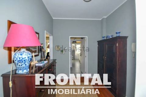 Apartamento T3 com Varanda | A Poucos Minutos da Praia e do Rio