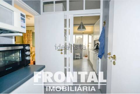 Apartamento T3 com Varanda | A Poucos Minutos da Praia e do Rio