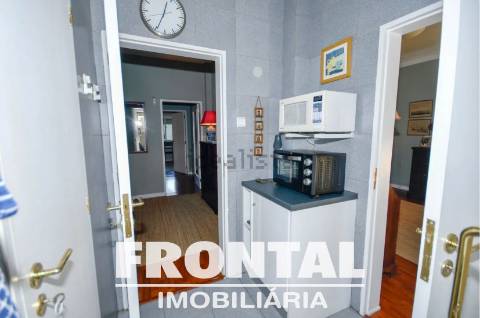 Apartamento T3 com Varanda | A Poucos Minutos da Praia e do Rio